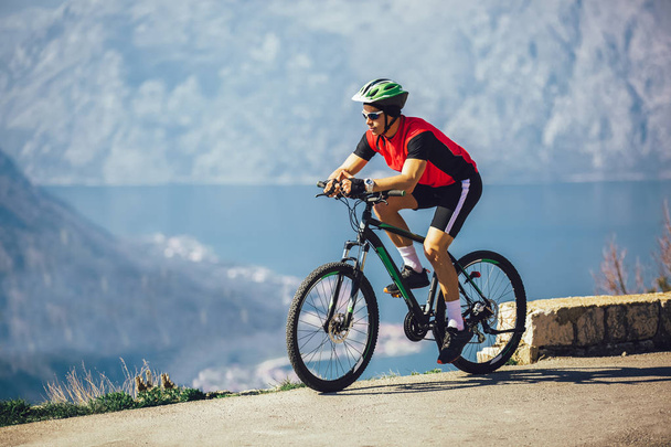 Man Ride Mountain Bike op de weg. Sport en actief leven Fien - Foto, afbeelding