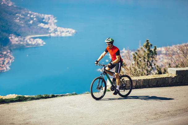 Hombre montar en bicicleta de montaña en el camino. Deporte y vida activa concep
 - Foto, imagen