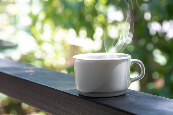 Conjunto de freio de café, xícaras de café expresso quente na mesa e li
 - Foto, Imagem