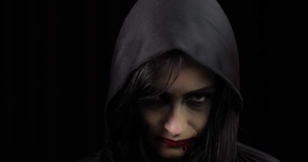 Maquillaje de Halloween vampiro. Retrato de mujer con sangre en la cara
. - Imágenes, Vídeo
