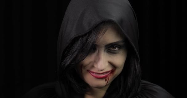 Wampir makijaż Halloween. Kobieta portret z krwią na twarzy. - Materiał filmowy, wideo
