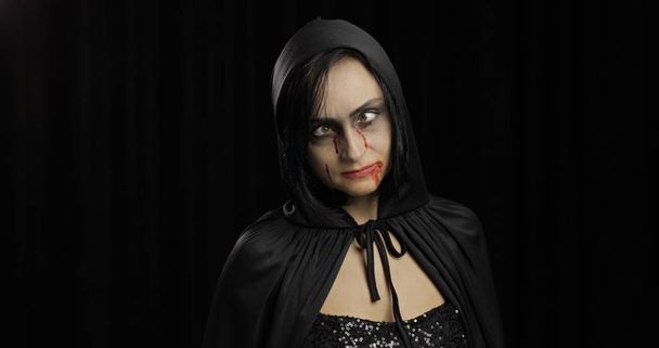 Вампирский хэллоуин. Женский портрет с кровью на лице
. - Фото, изображение