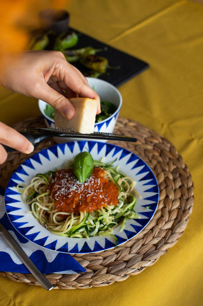 Homemade zucchini pasta, healthy vegan food - Foto, afbeelding