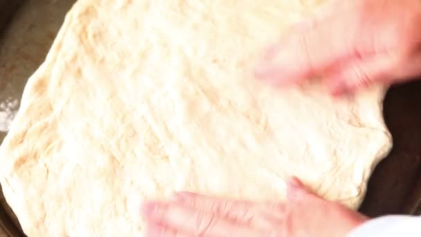 Megpattan tésztát a széleit egy pizza serpenyőben - Felvétel, videó