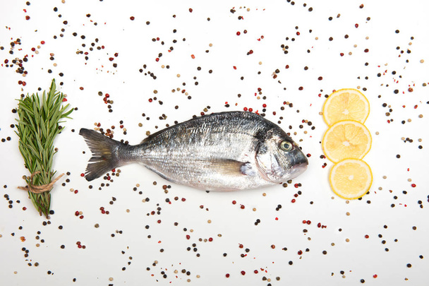料理のための食材と白い背景に新鮮なドラド魚 - 写真・画像