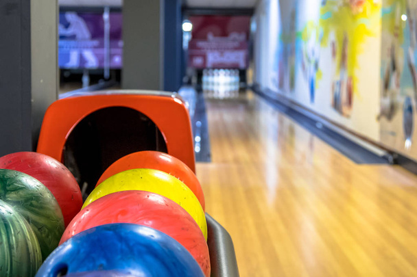 Boules de bowling dans une rangée d'attente au club de bowling
 - Photo, image