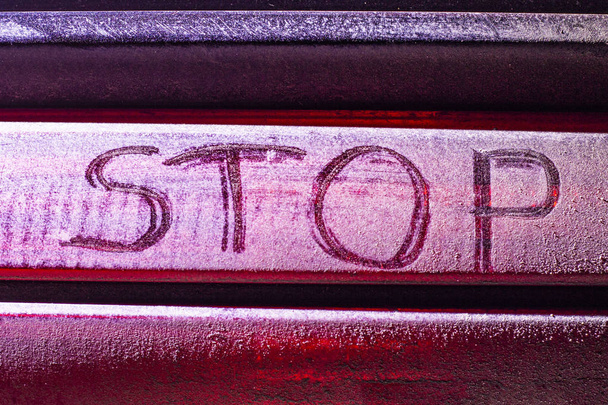 l'inscription "stop" sur le feu de freinage sale de la voiture, fron
 - Photo, image