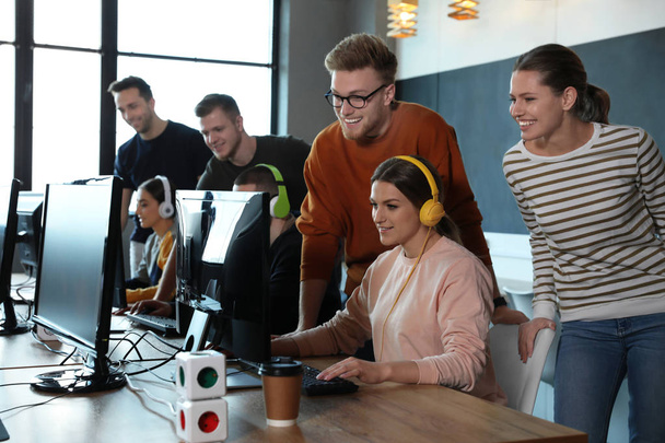 Группа людей, играющих в видеоигры в интернет-кафе
 - Фото, изображение