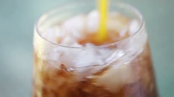 Using a straw to stir a drink with crushed ice - Záběry, video