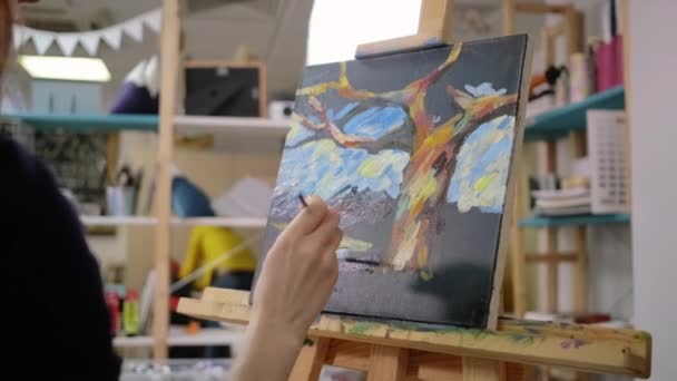 Artysta jest w trakcie tworzenia obrazu przez malowanie w swoim studiu, szczegóły - Materiał filmowy, wideo