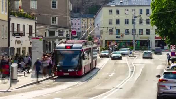 slunečný den Salcburk městský střed dopravní ulice nábřežní Panorama 4 k timuplynout Rakousko - Záběry, video