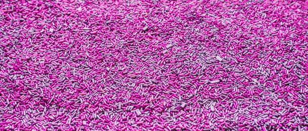 Φόντο από πολύχρωμες μοβ τρούφες. Υφή και μοτίβο τροφίμων. - Φωτογραφία, εικόνα