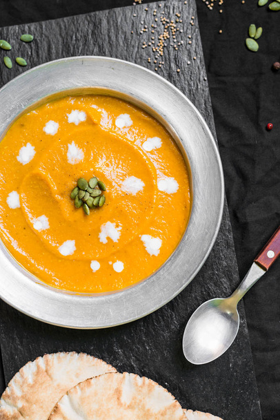 Soupe à la crème colorée avec citrouille et carotte. Alimentation saine et concept d'alimentation
. - Photo, image