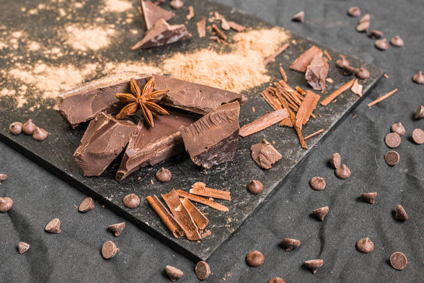 Čokoláda s čokoládovými čipy proti černému pozadí. - Fotografie, Obrázek