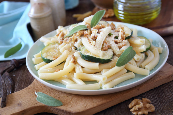 Italialaista pastaa paahdetun kesäkurpitsan kanssa, raastettua parmesaanijuustoa
 - Valokuva, kuva