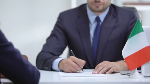 Patron italien signant un contrat de travail avec un employé immigrant, serrant la main
 - Séquence, vidéo