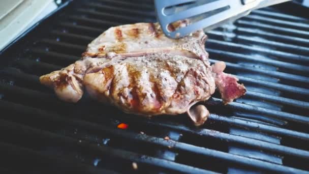 főzés a grill finom t-bone steak kiadványról - Felvétel, videó