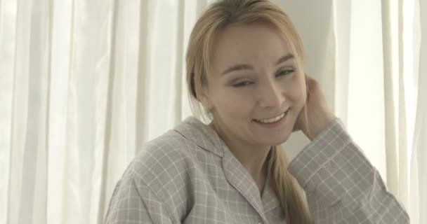 Happy woman in pajamas - Materiaali, video