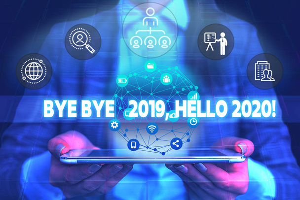 Word szöveg írása bye bye 2019 Hello 2020. Üzleti koncepció Búcsúzik az elmúlt évben, és üdvözölve egy jó egy férfi emberi kopás hivatalos öltönyt bemutató bemutatása segítségével intelligens eszköz. - Fotó, kép