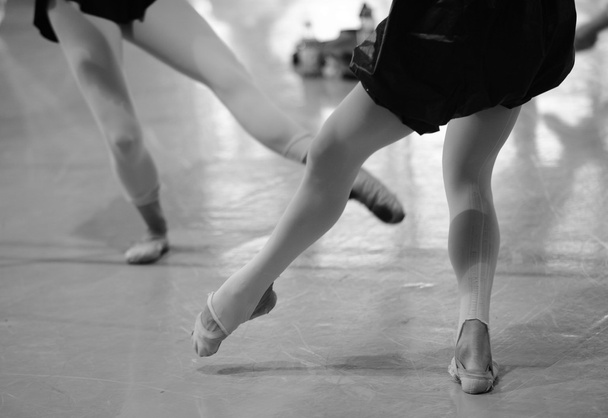 τα κορίτσια που χορεύουν στο μάθημα μπαλέτου - Φωτογραφία, εικόνα
