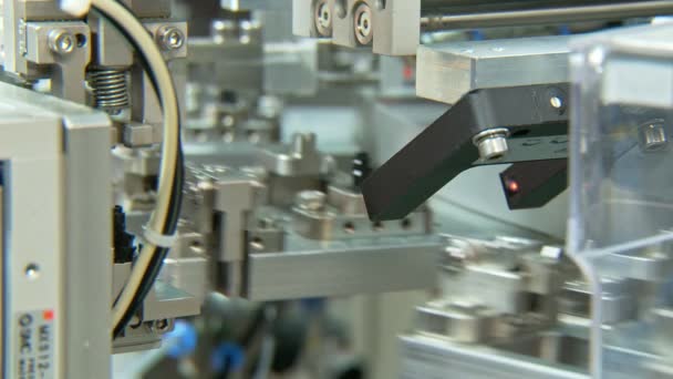Pokročilá průmyslová výrobní linka pro malé díly, robotické zbraně fungují - Záběry, video