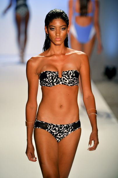 A model walks the runway at the Suboo show - Foto, Imagen