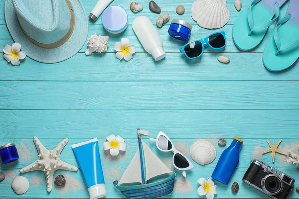 Composición plana con elegantes accesorios de playa sobre fondo de madera azul claro, espacio para texto
 - Foto, Imagen