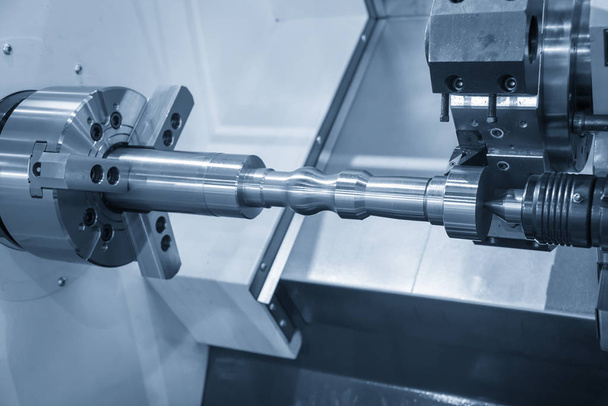 Az üzemeltetés a CNC esztera gép vágás a fém tengely részei - Fotó, kép