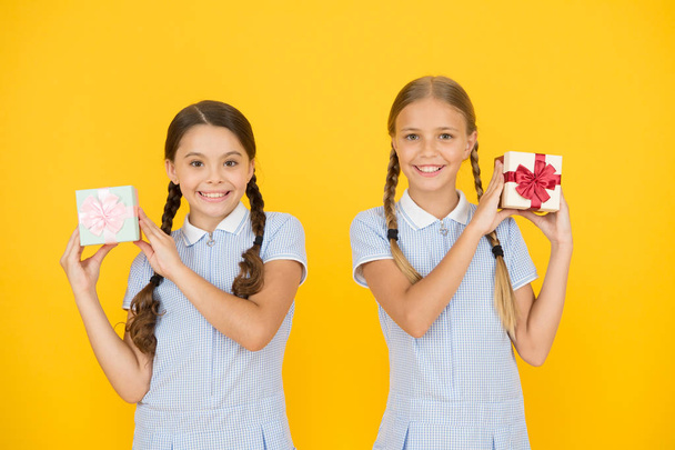 Taking two. gift box. boxing day. international childrens day. Holiday concept. retro girls with present box. happy children in vintage look. happy birthday. school shopping sale. old school fashion - Foto, imagen