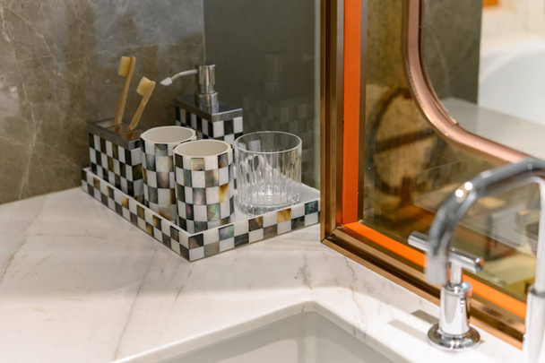 Krom musluk ile beyaz lavabo ile Modern banyo - Fotoğraf, Görsel
