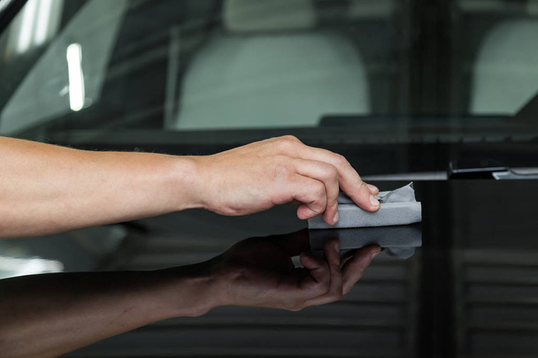 Процес нанесення нано-керамічного покриття на капот автомобіля
 - Фото, зображення