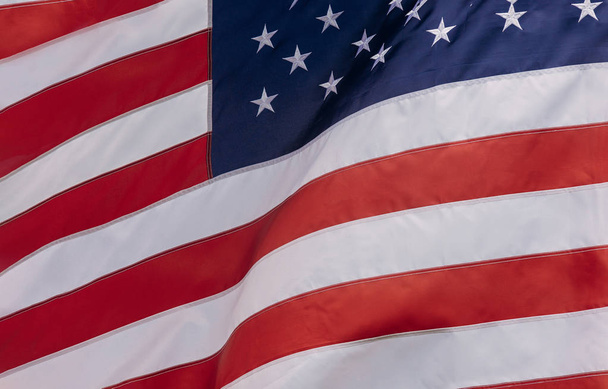 Amerikaanse vlag stroomt met zwaaien in de wind - Foto, afbeelding