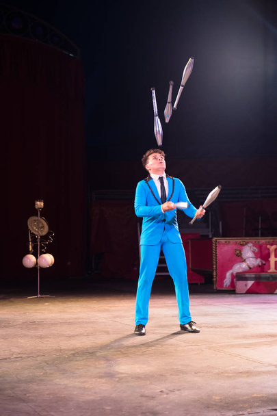 Juggler performing circus - Фото, зображення