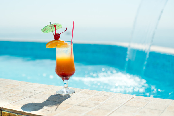 Cocktail in the swimming pool - Valokuva, kuva
