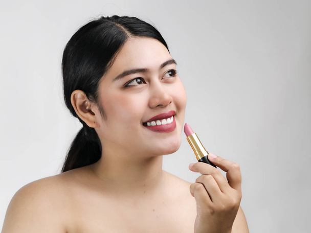 Joven modelo de mujer asiática con maquillaje brillante con sk limpio perfecto
 - Foto, Imagen