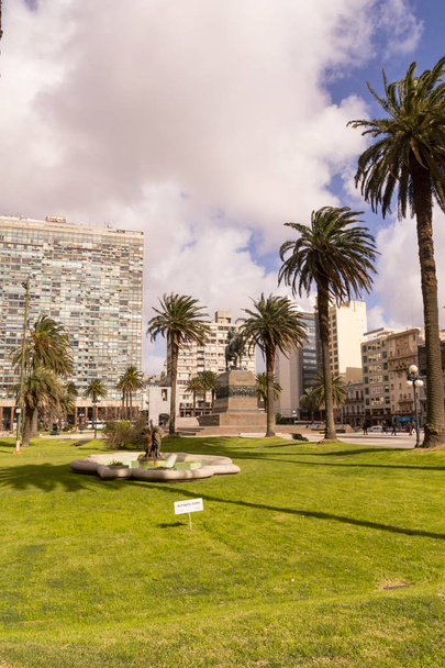 Place de l'Indépendance à Montevideo, Uruguay. C'est le centre-ville, avec la statue d'Artigas, la Porte de la Citadelle, le gouvernement de la Tour Exécutive et Palacio Estevez
  - Photo, image