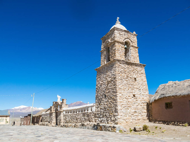 Kő-templom a falu Sajama. Az Andok kisváros  - Fotó, kép