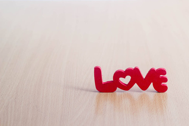 ギフトボックス、文字「愛」と赤いroとバレンタインデーのコンセプト - 写真・画像