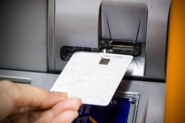 ruční vložení debetní karty do bankovního stroje  - Fotografie, Obrázek