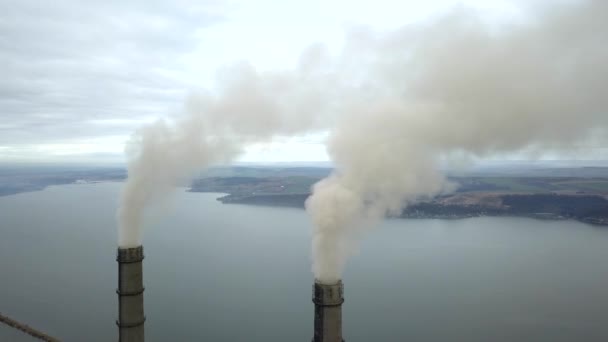 Vista aérea de tuberías de alta chimenea con humo gris de la central eléctrica de carbón. Producción de electricidad con combustibles fósiles. - Metraje, vídeo