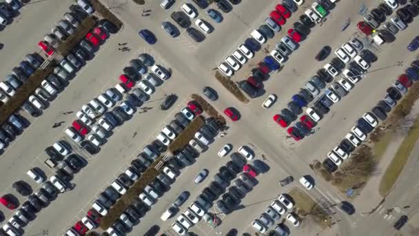 Vista aérea superior de muchos coches en un estacionamiento o venta de coches concesionario de mercado. - Metraje, vídeo