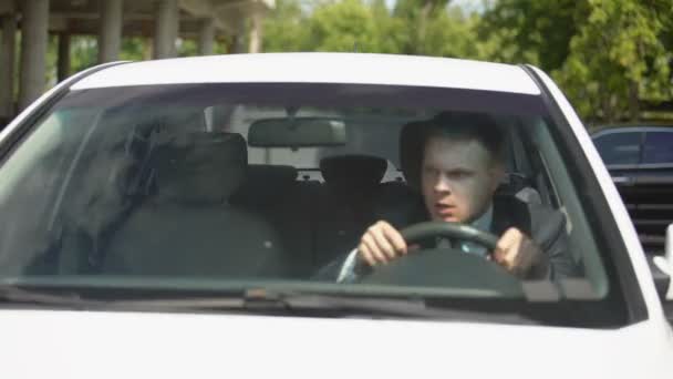 Νευρικός οδηγός να βγαίνει από το αυτοκίνητο, χτυπώντας πεζούς στο δρόμο της πόλης - Πλάνα, βίντεο