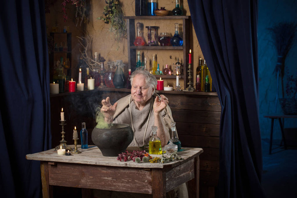 elderly alchemist monk brews  magic potion - Zdjęcie, obraz