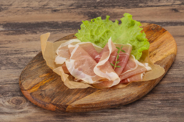 Italské prosciutto vepřové maso na palubě - Fotografie, Obrázek