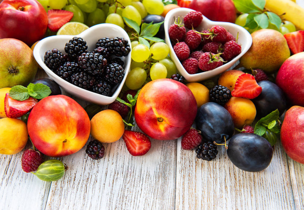 Φρέσκα καλοκαιρινά φρούτα και τα μούρα  - Φωτογραφία, εικόνα