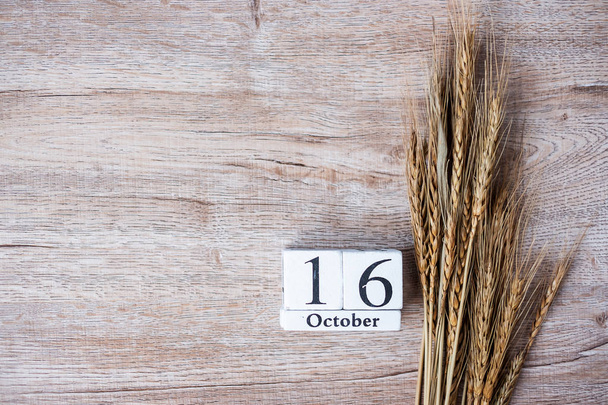 16 Ottobre calendario in legno e grano su sfondo tavolo con co
 - Foto, immagini