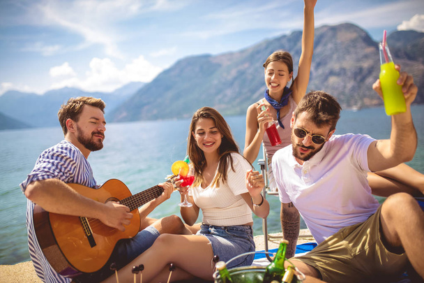I giovani si divertono in vacanza estiva.Amici felici bevono
 - Foto, immagini