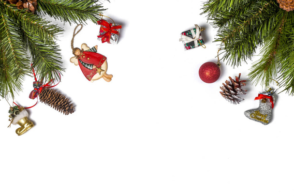 Composición navideña. Regalo de Navidad, juguete, conos de pino y abeto b
 - Foto, imagen