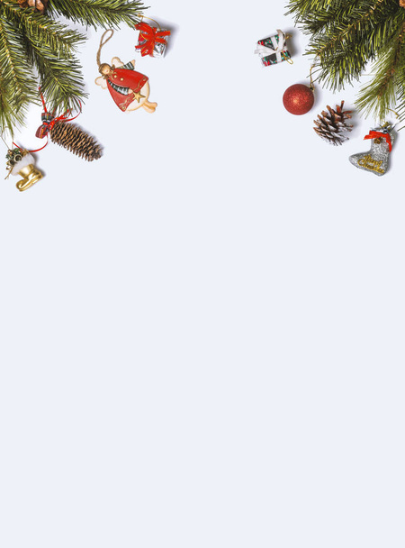 Χριστουγεννιάτικη σύνθεση. Χριστουγεννιάτικο δώρο, παιχνίδι, κουκουνάρια και έλατο - Φωτογραφία, εικόνα