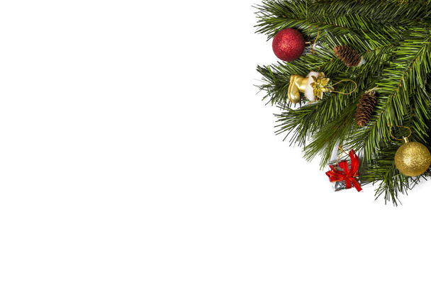 Рождественская композиция Рождественский подарок, игрушка, шишки и ель б
 - Фото, изображение